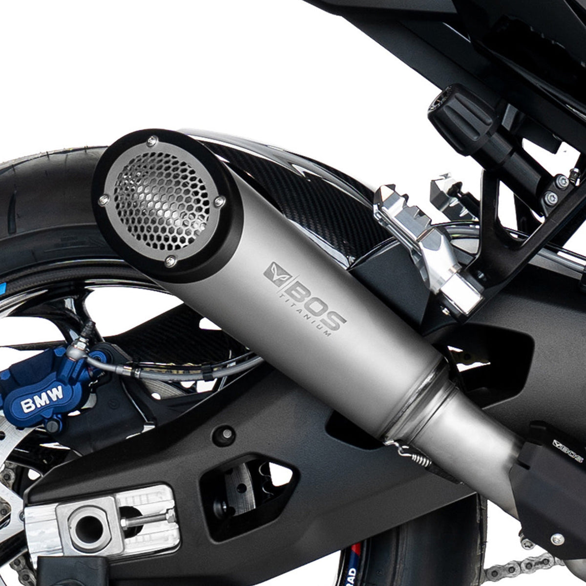 Escape BOS SSEC GP Titanium para BMW M 1000 XR – detalle del logo BOS