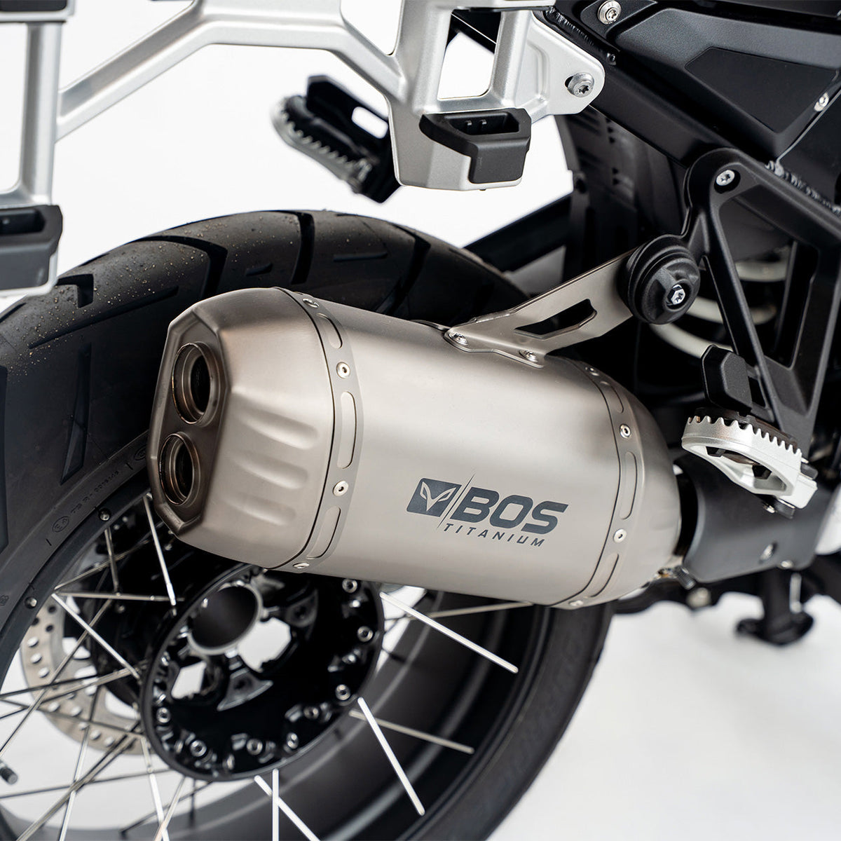 Escape BOS DesertFox Double D Titanium para BMW R 1300 GS Adventure – montado en la moto