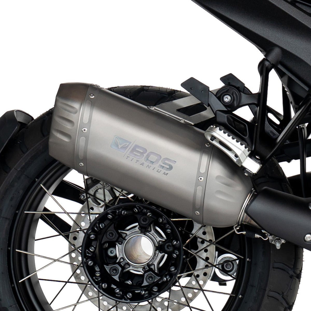 Escape BOS DesertFox Double D Titanium para BMW R 1300 GS – detalle de montaje