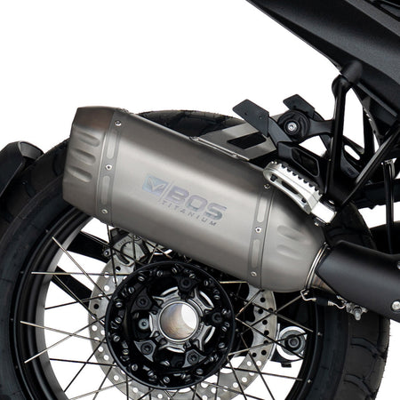 Escape BOS DesertFox Double D Titanium para BMW R 1300 GS – detalle de montaje