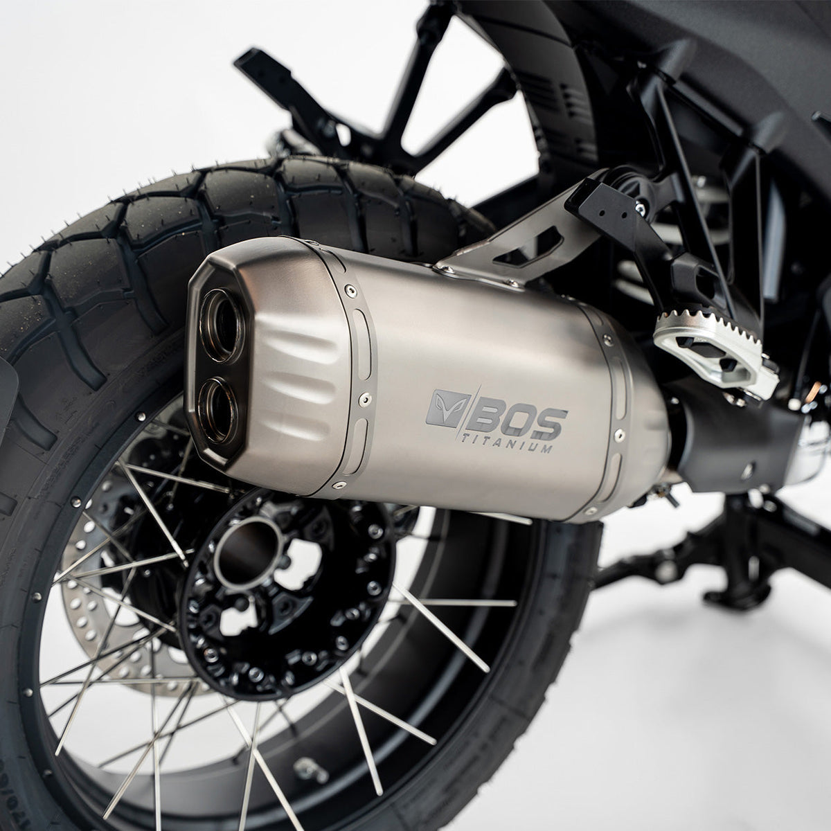 Escape BOS DesertFox Double D Titanium para BMW R 1300 GS – vista trasera