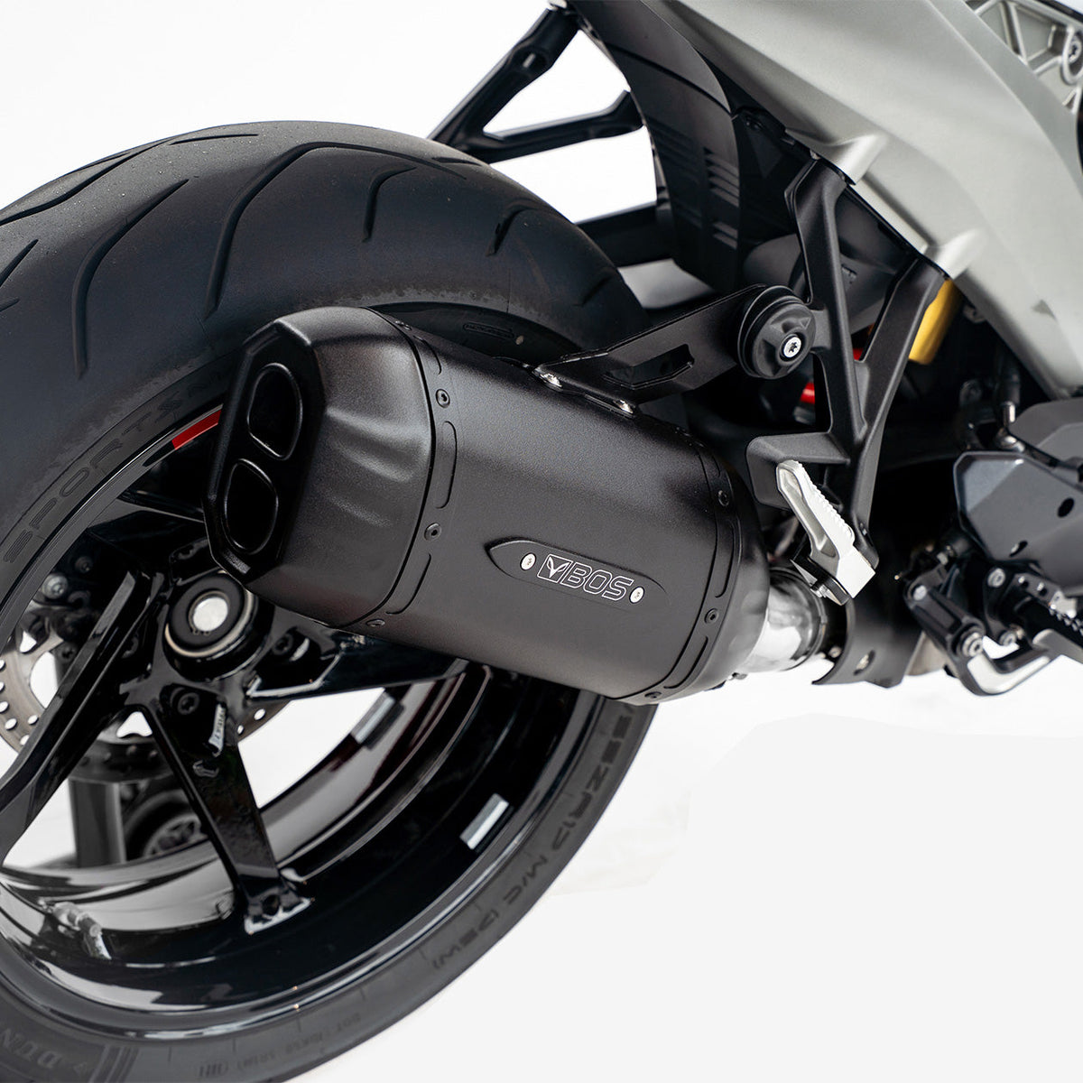 Escape BOS DesertFox Double D BlackCoated para BMW R 1300 RS – detalle de montaje