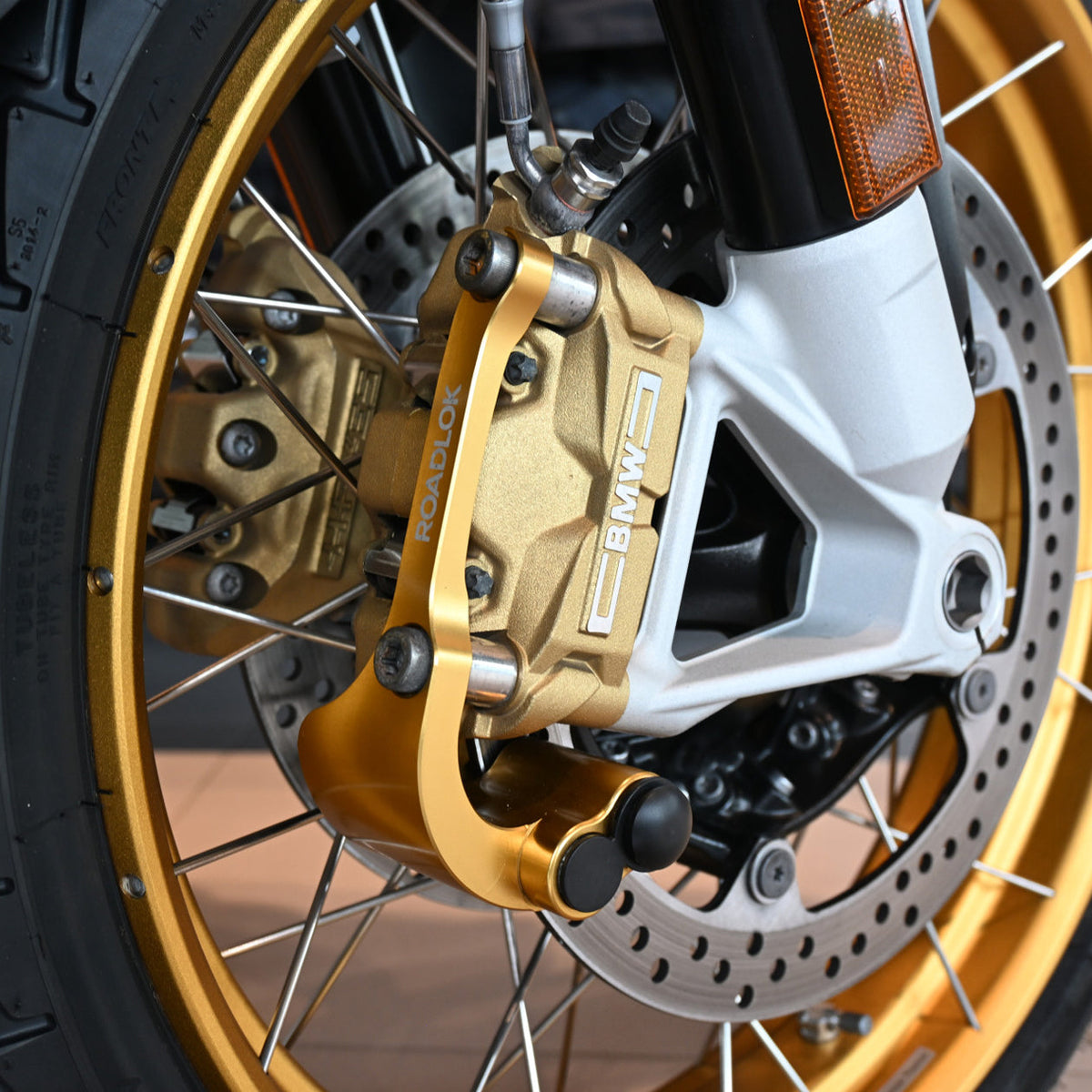 Candado de disco Roadlok ART4 para BMW – montado en la moto