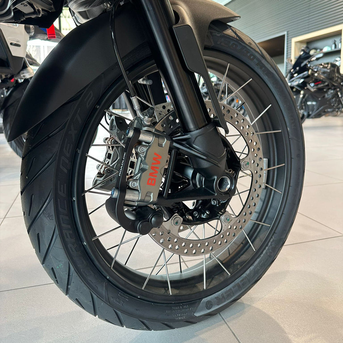 Candado de disco Roadlok ART4 para BMW – montado en la moto