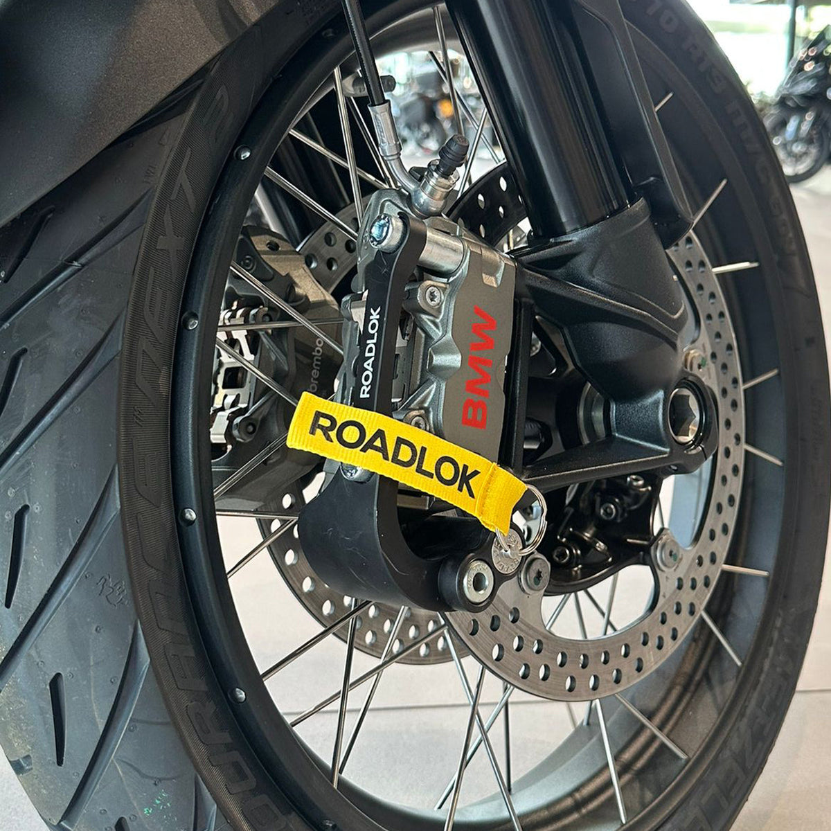 Candado de disco Roadlok ART4 para BMW – montado en la moto